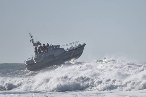 Coast Guard conducts surf training near San Francisco